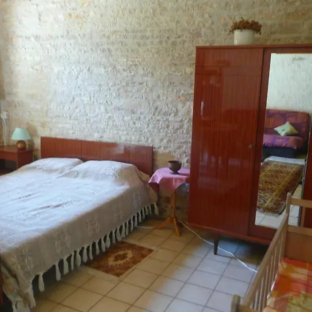 Дом отдыха De La Maison Noble Champagne-le-Sec